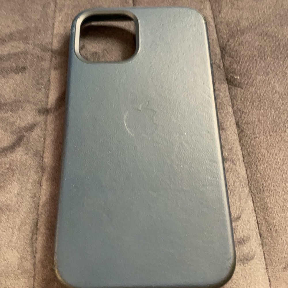 Iphone 12 pro magsafe leather case from apple